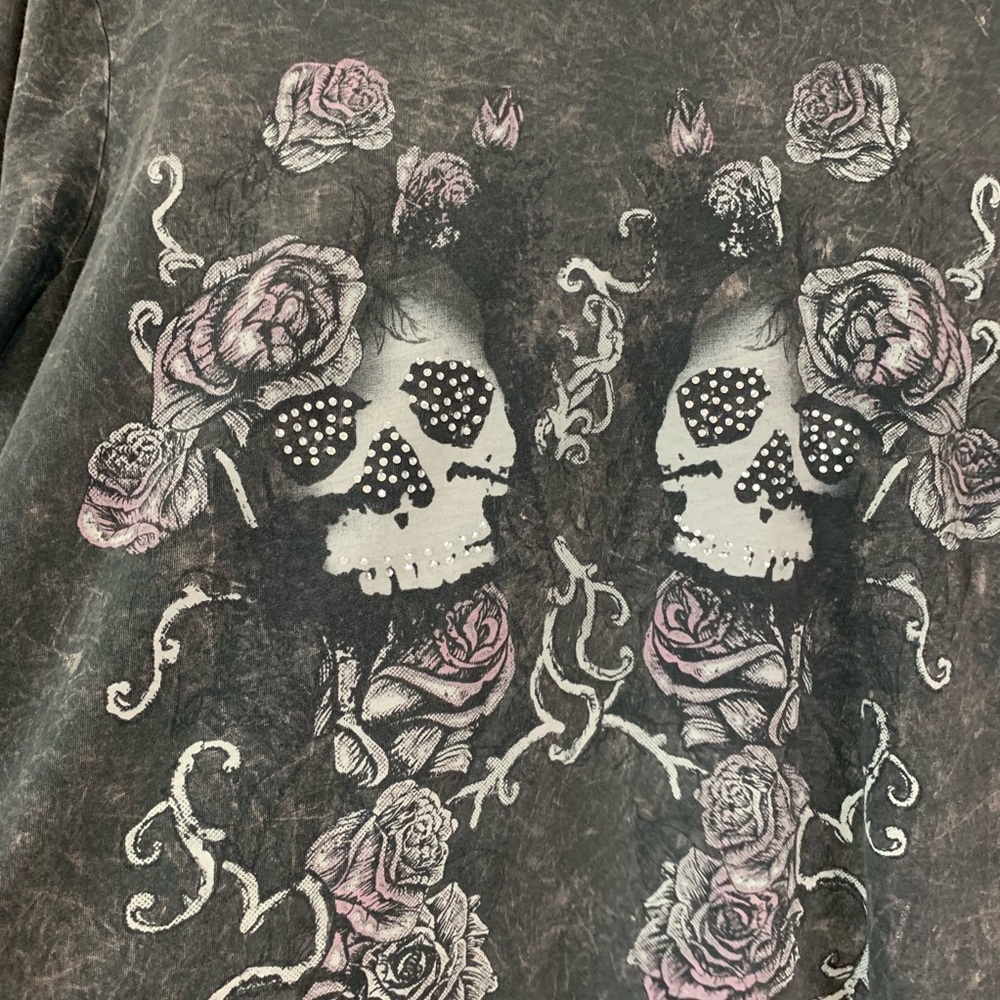 LA Teez Gray Floral Skull Distressed Tee Rhinestones - Picture 2 of 5